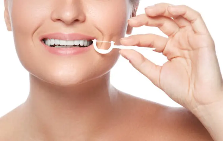 Kenapa Dental Floss Lebih Efektif daripada Sikat Gigi Saja?