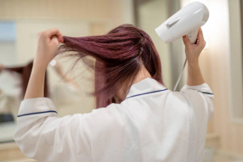 wanita muda jepang mengeringkan rambut dengan pengering - hair dryer cat rambut potret stok, foto, &amp; gambar bebas royalti