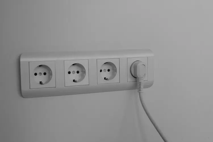 Apa Itu Arde pada Stop Kontak? Pahami Jalur Darurat Listrik yang Melindungi Rumah!