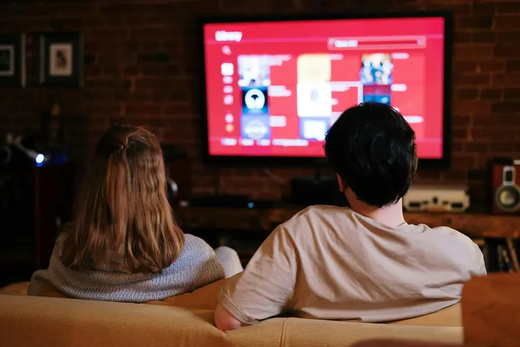 Cara Praktis Ubah TV Biasa Jadi Smart TV dengan Android TV Box