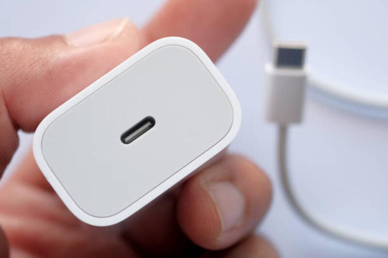 Tutup soket pengisi daya USB Tipe C pada fokus selektif tangan.