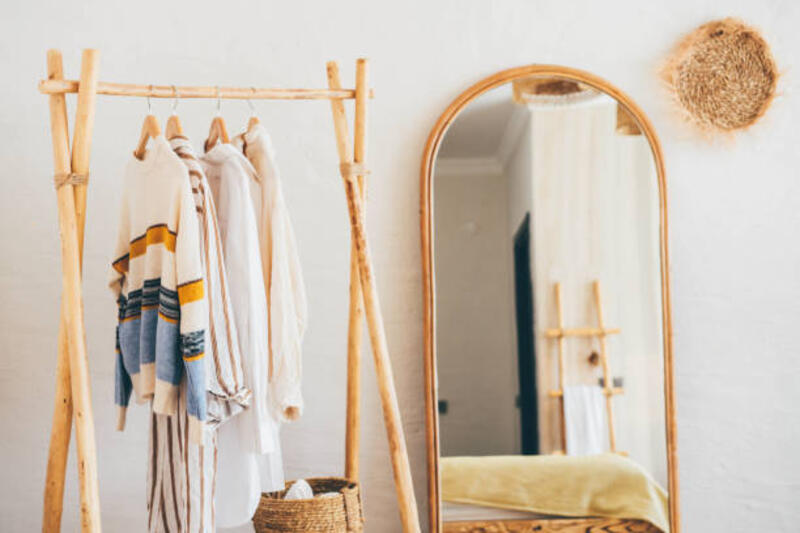 clothes-hanging-on-a-hangers-near-a-mirror-at-home.jpg (612×408)