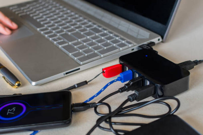 perangkat pembagi usb. tujuh port usb laptop berikutnya di atas meja. isi daya baterai ponsel - usb hub laptop potret stok, foto, &amp; gambar bebas royalti