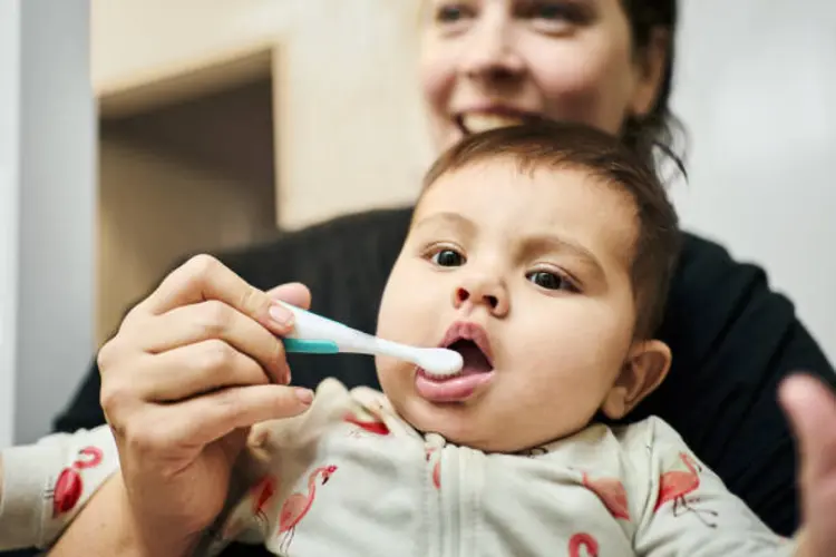 Jangan Asal, Ini Tips Memilih Sikat Gigi untuk Bayi yang Aman