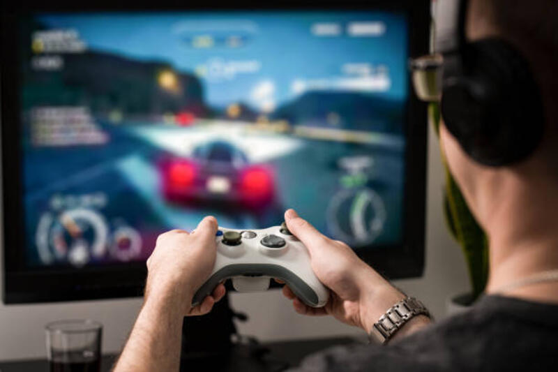 game game memutar video di tv atau monitor. konsep gamer. - racing game potret stok, foto, & gambar bebas royalti