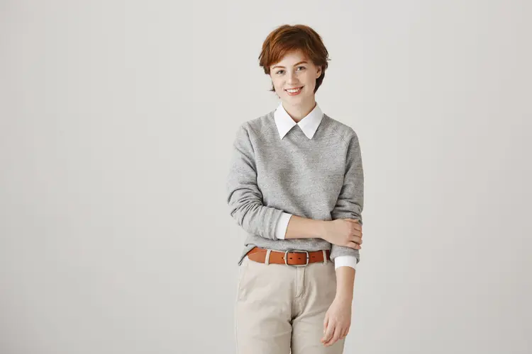 6 Ide Layering Kemeja Wanita untuk Tetap Stylish di Musim Hujan