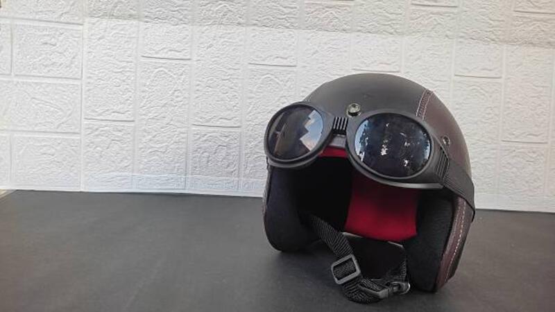 Helm coklat sepeda motor modern dengan kacamata