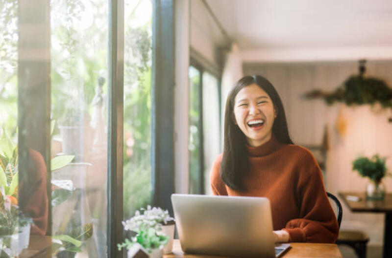 gadis-muda-asia-bekerja-di-kedai-kopi-dengan-laptop.jpg (612×404)