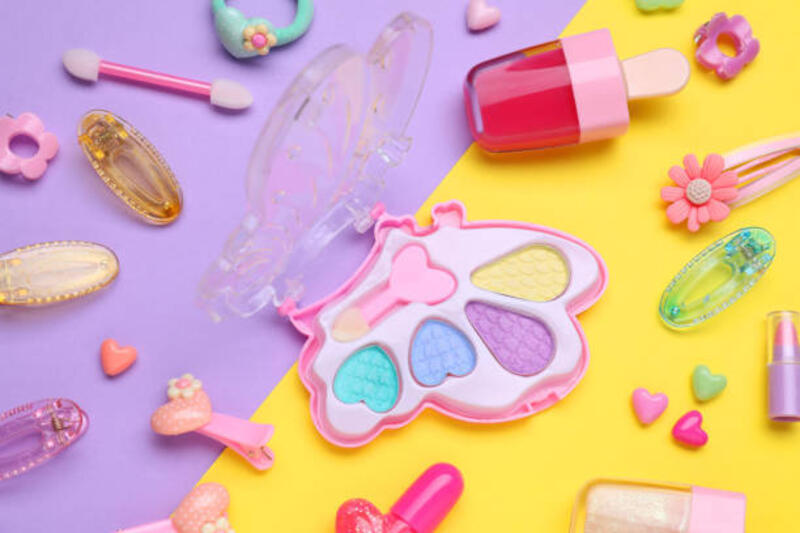 kit-produk-makeup-dan-aksesori-anak-anak-dengan-latar-belakang-warna-flat-lay.jpg (612×408)