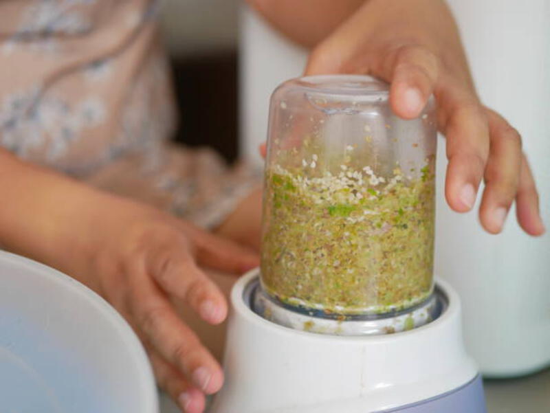 tangan-wanita-akan-melepas-cangkir-blender-setelah-bahan-makanan-di-dalamnya-dicampur-di-rumah.jpg (612×460)