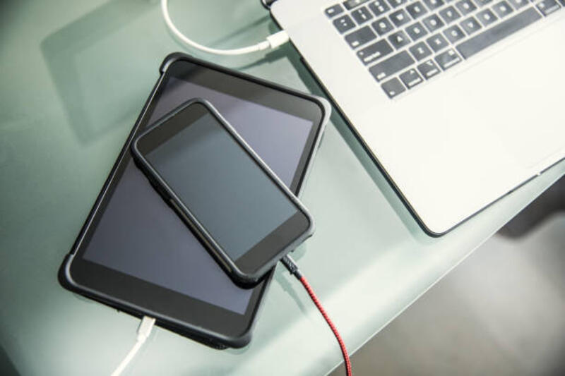 mobile-devices-and-laptop-charging-on-office-desk.jpg (612×408)