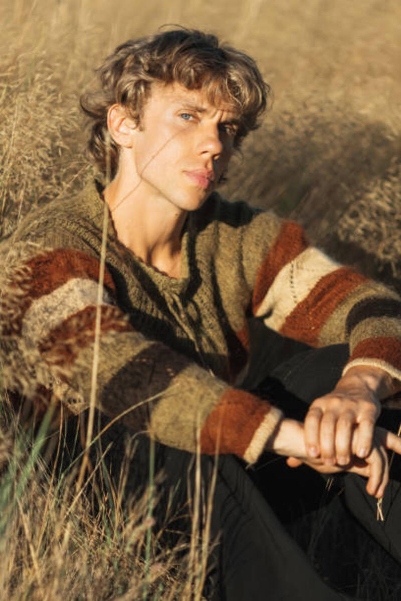 pria pirang dengan sweter. alam musim gugur - light wavy hair men potret stok, foto, &amp; gambar bebas royalti