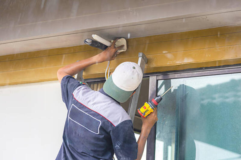 air conditioning technicians install new air conditioners in homes, worker using drill to install air conditioner - mesin bor tangan potret stok, foto, & gambar bebas royalti