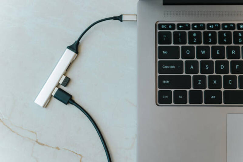 close up hub usb tipe c dengan beberapa port berbeda yang terhubung ke laptop - usb hub potret stok, foto, & gambar bebas royalti
