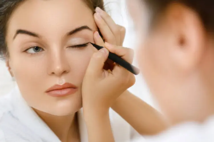 5 Cara Pakai Eyeliner bagi Pemula untuk Tampilan Natural dan Flawless