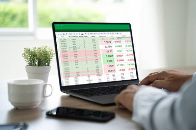 pengusaha-yang-bekerja-dengan-data-dan-grafik-dalam-dokumen-spreadsheet-untuk-analisis-online.jpg (612×408)