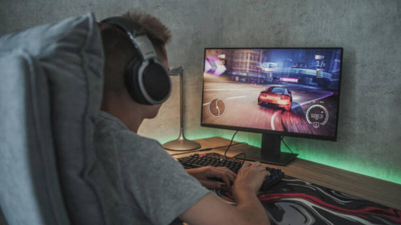 remaja menikmati gameplay di simulator drift balap jalanan di komputer pribadi - racing games on pc potret stok, foto, & gambar bebas royalti