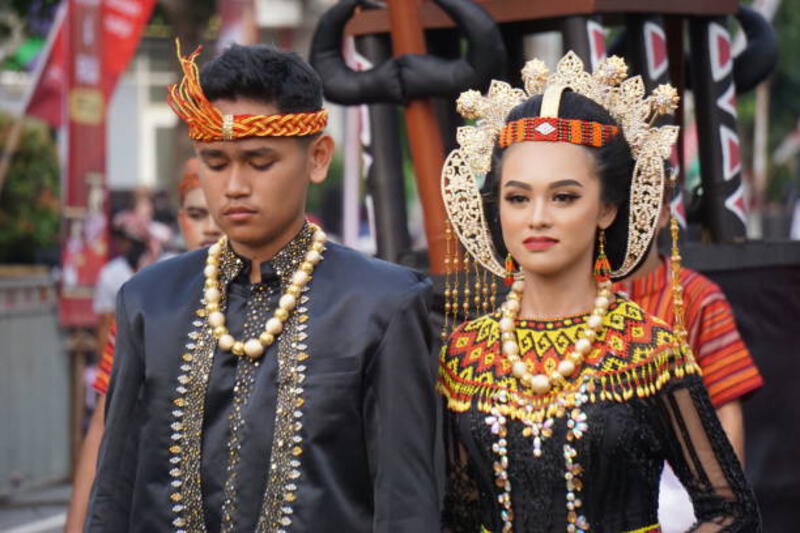 People with a traditional wedding dress Blitar, East Java, Indonesia - July 15th, 2023 : A couple with a traditional costume bataknese traditional wedding stock pictures, royalty-free photos &amp; images