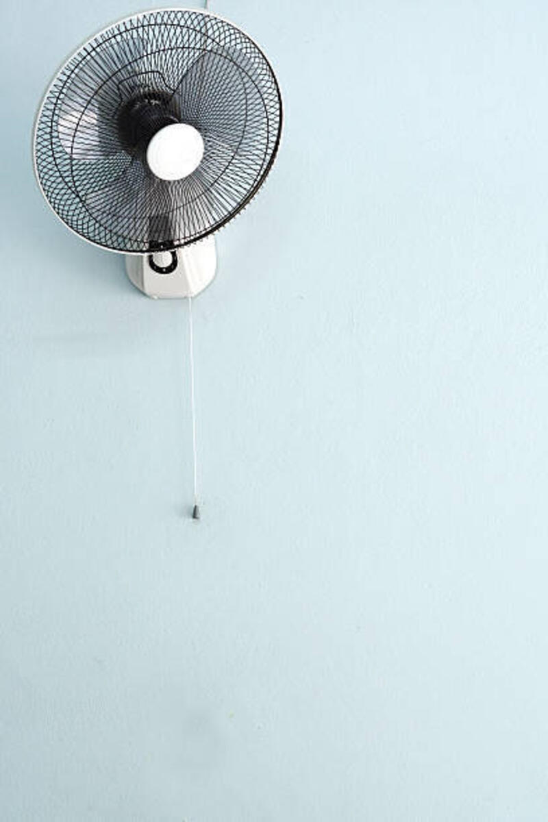 kipas listrik dinding di latar belakang putih.