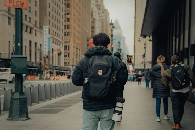 Bosan Ransel Biasa? Coba Tas Corduroy Biar Gaya Makin Stand Out