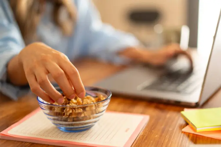 Mood Kerja Kamu Sering Naik Turun? Cobain Cara Simpel Ini dengan Snack Favorit!