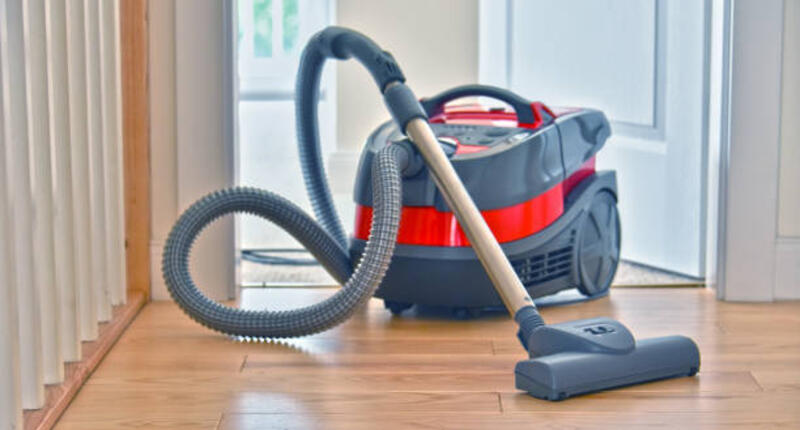 Penyedot debu tabung untuk digunakan di rumah di lantai