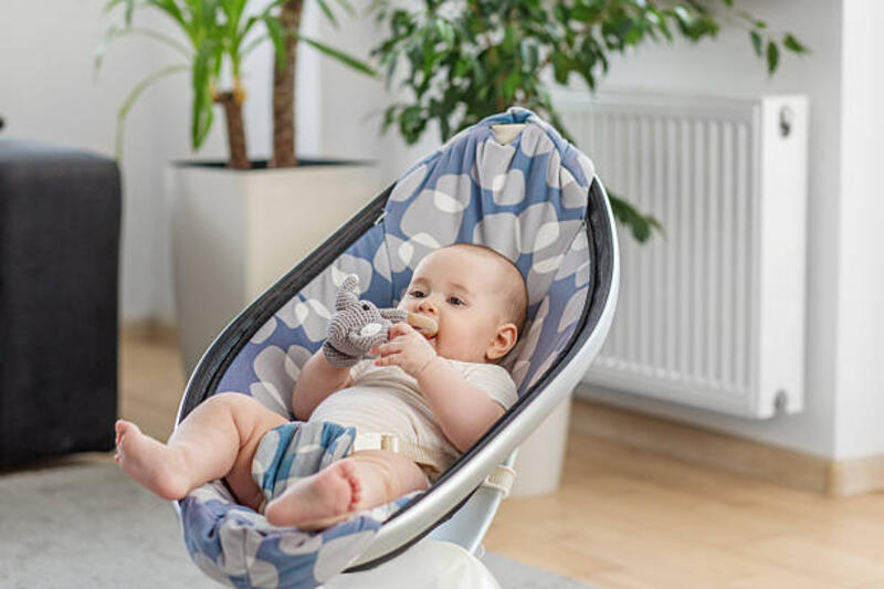Bayi bersantai dalam mainan lembut mengunyah rocker