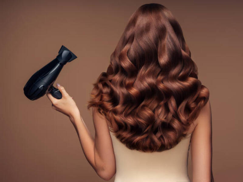 gadis dengan gaya rambut yang indah memegang pengering rambut - hairdryer potret stok, foto, &amp; gambar bebas royalti