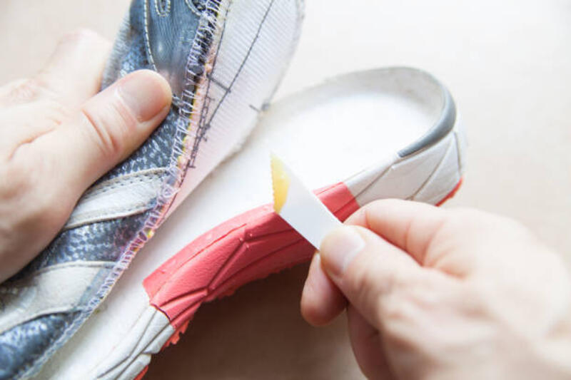 memperbaiki sol sneaker dengan lem - lem sepatu potret stok, foto, &amp; gambar bebas royalti