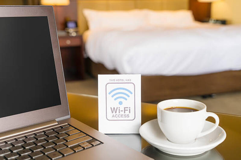 kamar hotel dengan tanda akses wifi - laptop wifi potret stok, foto, &amp; gambar bebas royalti