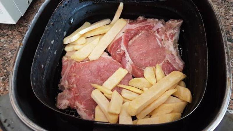 daging babi di penggorengan udara dengan kentang - gosong di air fryer potret stok, foto, & gambar bebas royalti