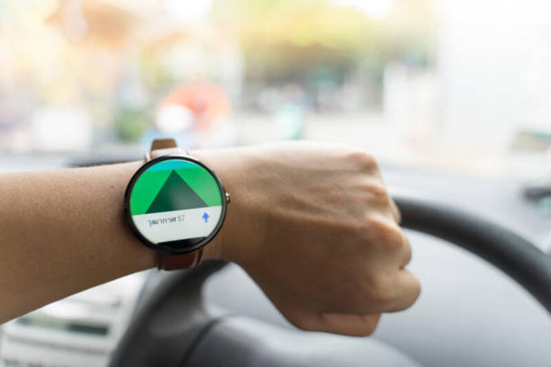 manusia-mengemudi-dan-menggunakan-smart-watch-gps-navigator-peta.jpg (612×408)