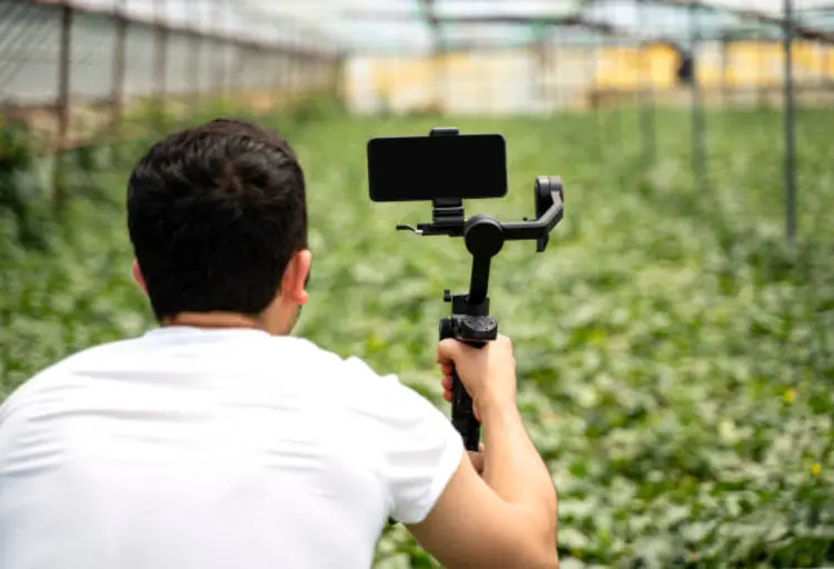 Kesulitan Bikin Video Stabil dengan HP? Coba Pakai Gimbal Stabilizer!