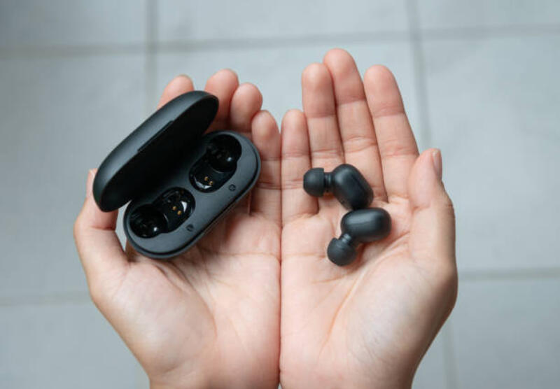 close up wanita memegang kotak earbud nirkabel sejati hitam di tangan - earphone wireless potret stok, foto, &amp; gambar bebas royalti