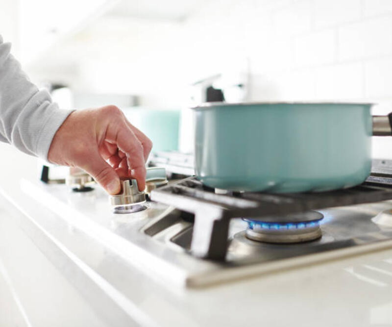 laki-laki-yang-tidak-dapat-diidentifikasi-memasak-makanan-di-atas-kompor-gas.jpg (612×510)