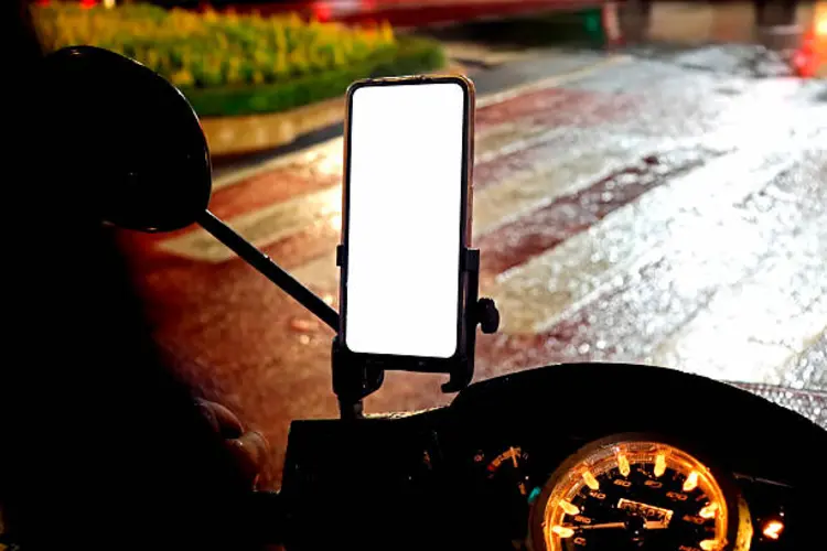 Panduan Memasang Holder HP di Motor agar Tidak Goyang