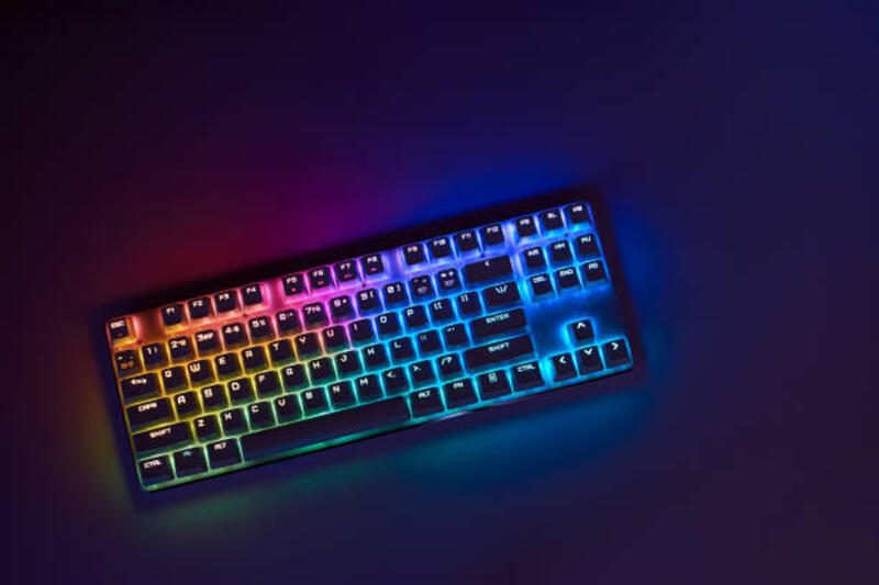 keyboard-game-dengan-lampu-rgb-keyboard-mekanis-putih-ruang-kerja-gamer-lampu-neon.jpg (612×408)