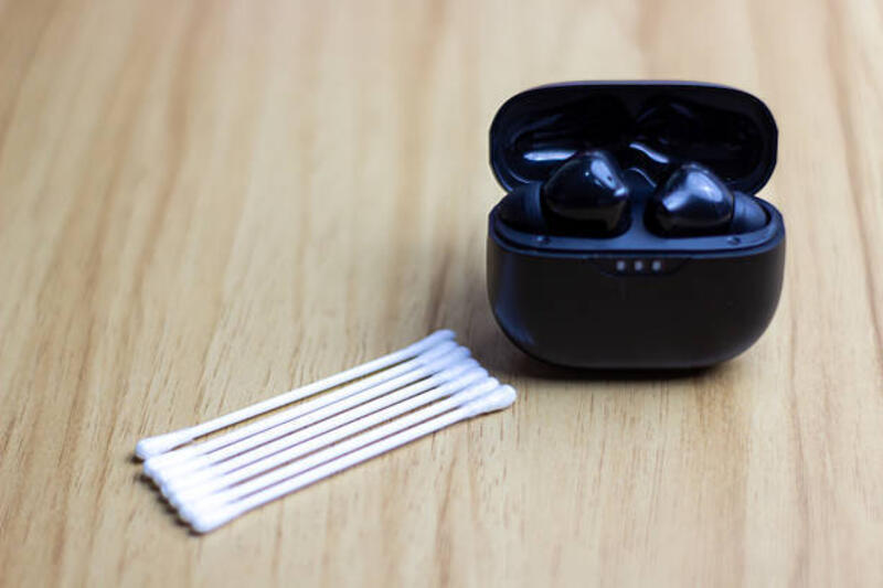 close-up-earbud-nirkabel-hitam-dengan-kapas-dan-wadah-pengisi-daya-di-permukaan-kayu.jpg (612×408)