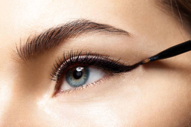 make-up-dengan-eyeliner-hitam-close-up.jpg (612×408)