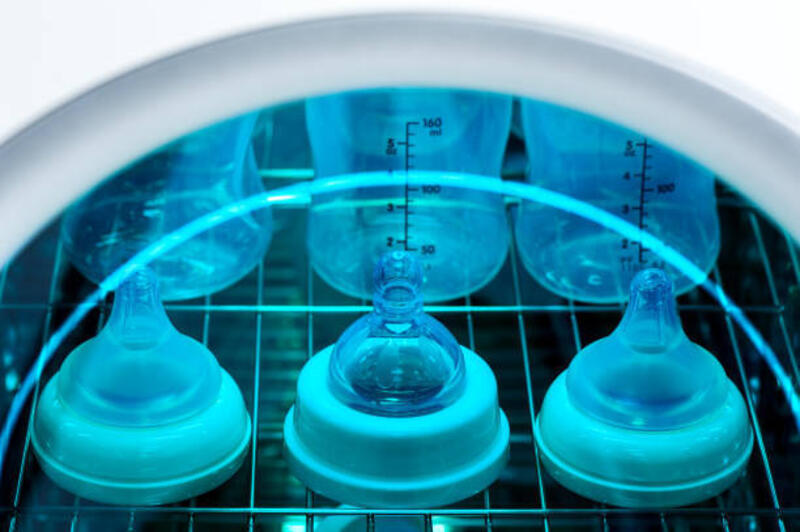 uv sterilizer hal-hal bayi - sterilisasi botol bayi potret stok, foto, &amp; gambar bebas royalti