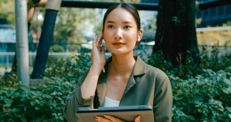 closeup-of-young-asian-businesswoman-discussion-walking-and-using-digital-tablet-and-wireless.jpg (612×323)