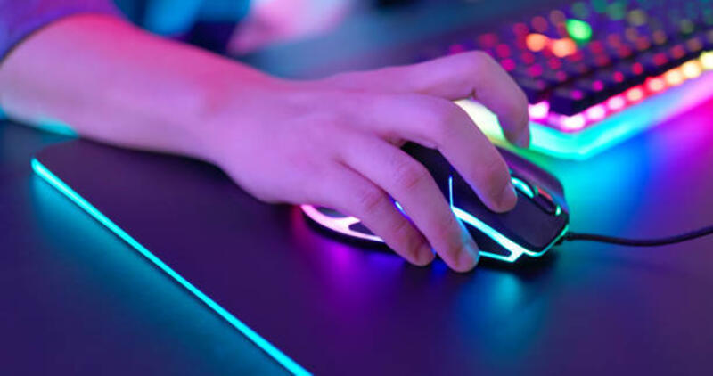 closeup male hand online esport - gaming mouse potret stok, foto, & gambar bebas royalti