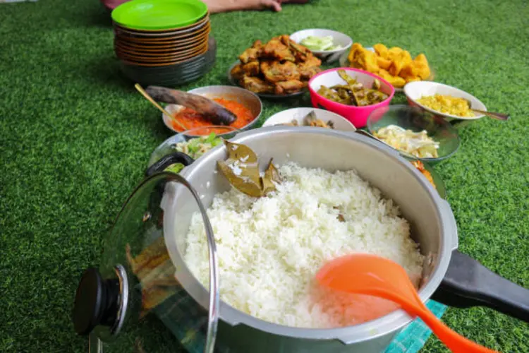 Cara Membuat Nasi Liwet Pulen dan Lezat di Rice Cooker, Anti Gagal!