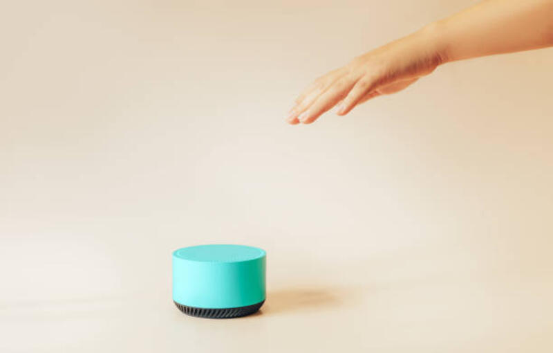 tangan-meraih-speaker-pintar-biru-dengan-latar-belakang-krem.jpg (612×390)