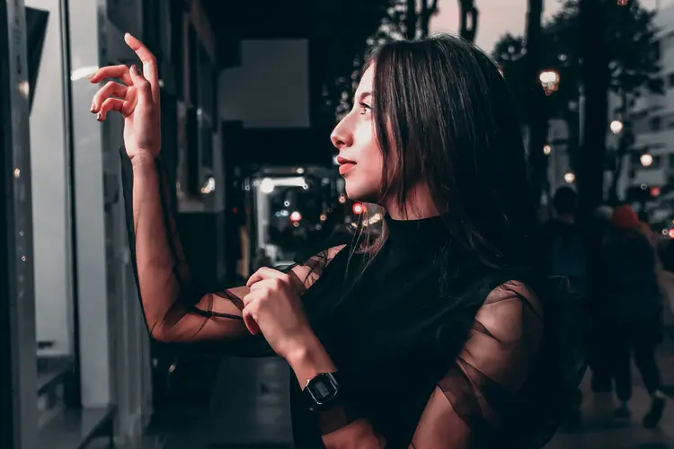Retro Is Back! Gaya Cewek 90an yang Lagi Hits Balik Lagi Lewat Jam Tangan Casio