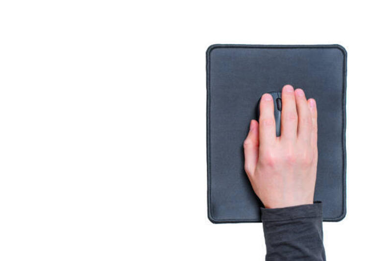 tangan menggunakan mouse komputer nirkabel pada pad baru - mousepad clean potret stok, foto, & gambar bebas royalti