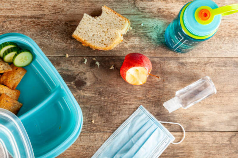 kembali ke konsep sekolah setelah pandemi covid. pengaturan waktu makan siang dengan masker dan sanitizer - lunch box tumpah potret stok, foto, &amp; gambar bebas royalti