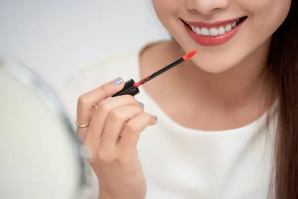 Mau Tampak Natural Pakai Liptint Ala Cewek Korea? Begini Caranya