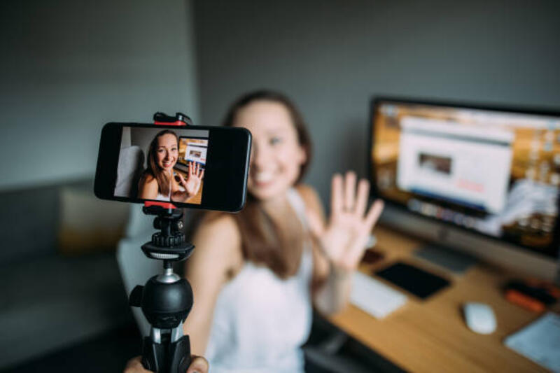 vlogging-wanita-cantik-di-rumah.jpg (612×408)