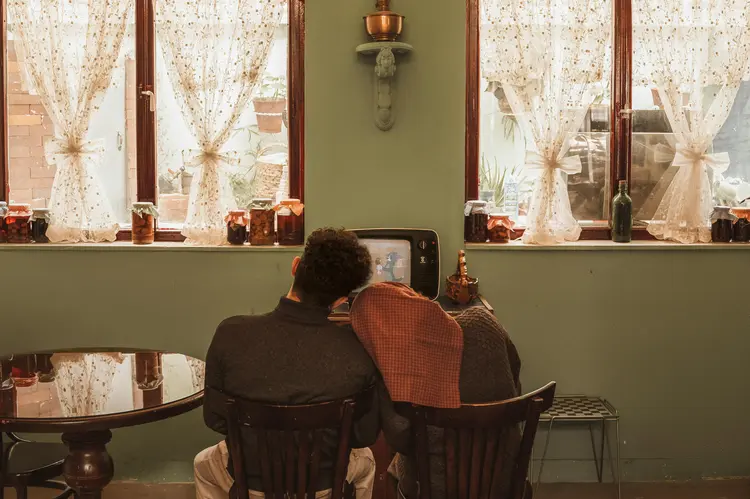 Tips Mudah Atasi Leher Pegal Akibat Nonton TV